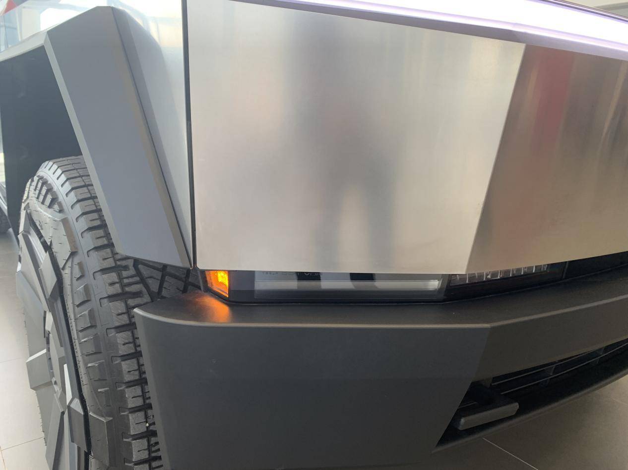 全車防彈不銹鋼的硬核皮卡!特斯拉Cybertruck到店實拍