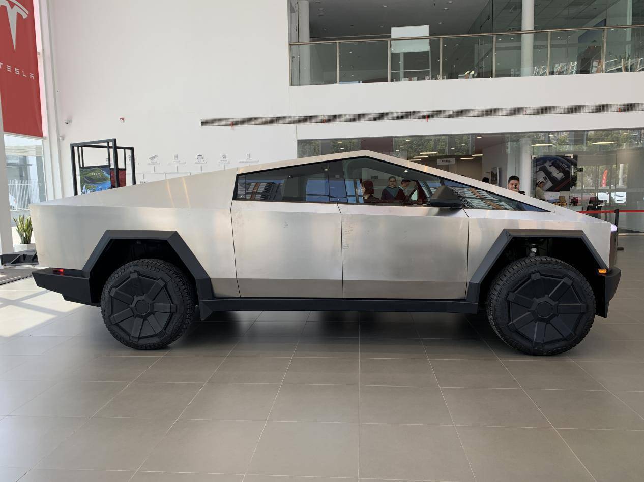 全車防彈不銹鋼的硬核皮卡!特斯拉Cybertruck到店實拍