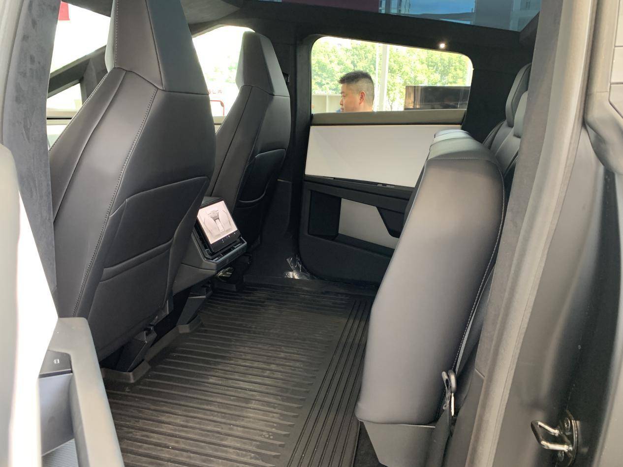 全車防彈不銹鋼的硬核皮卡!特斯拉Cybertruck到店實拍