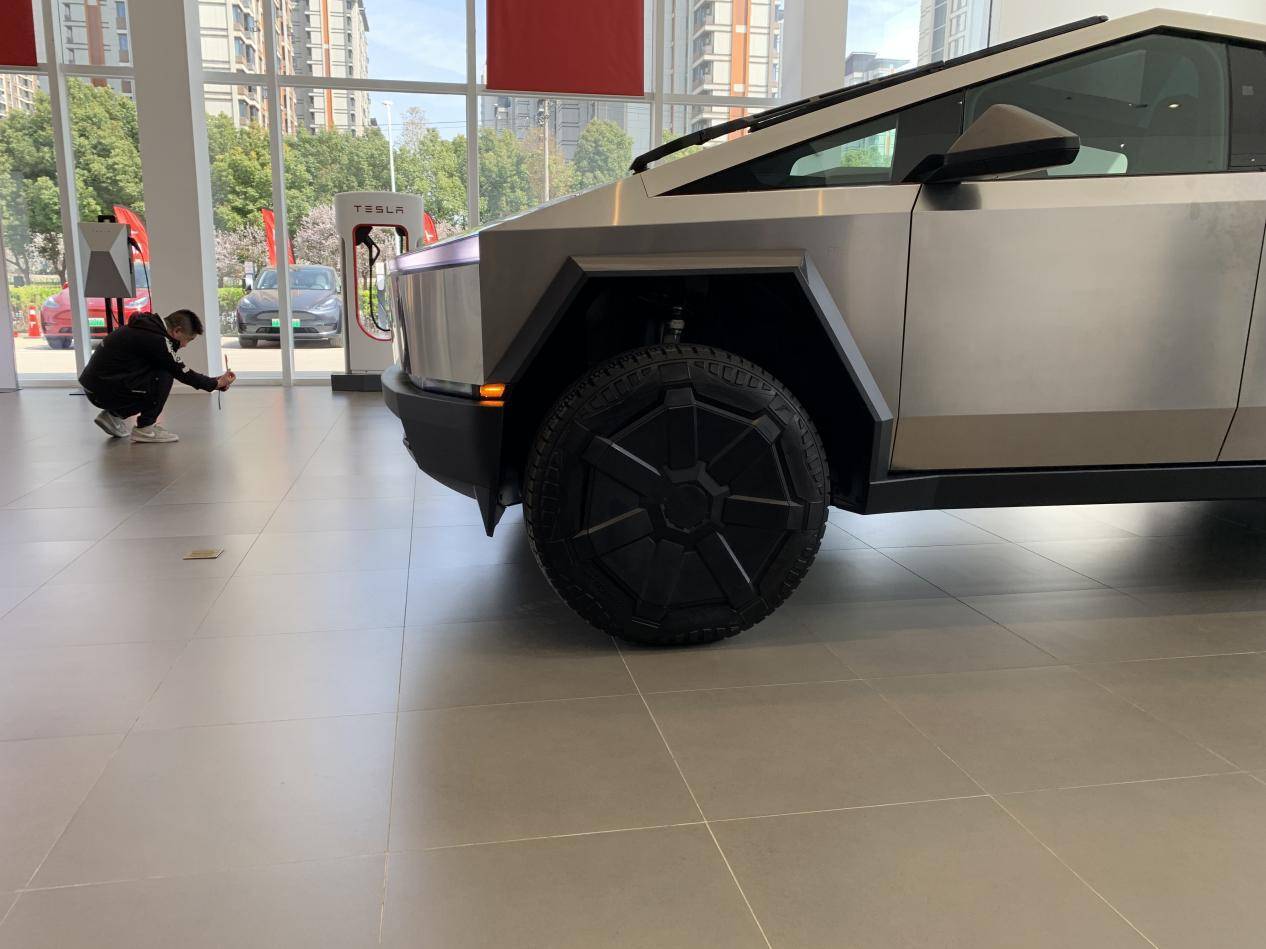 全車防彈不銹鋼的硬核皮卡!特斯拉Cybertruck到店實拍