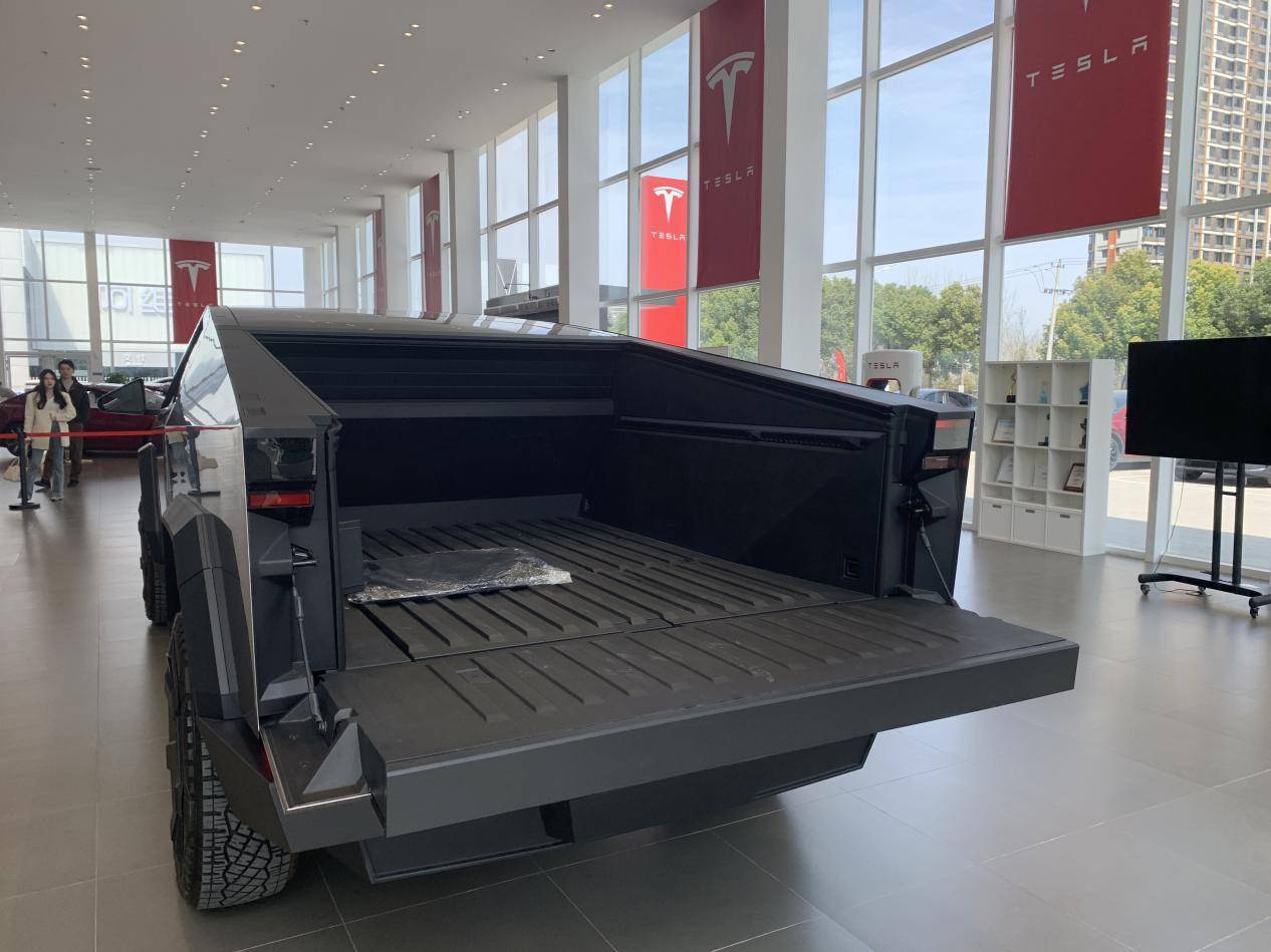 全車防彈不銹鋼的硬核皮卡!特斯拉Cybertruck到店實拍