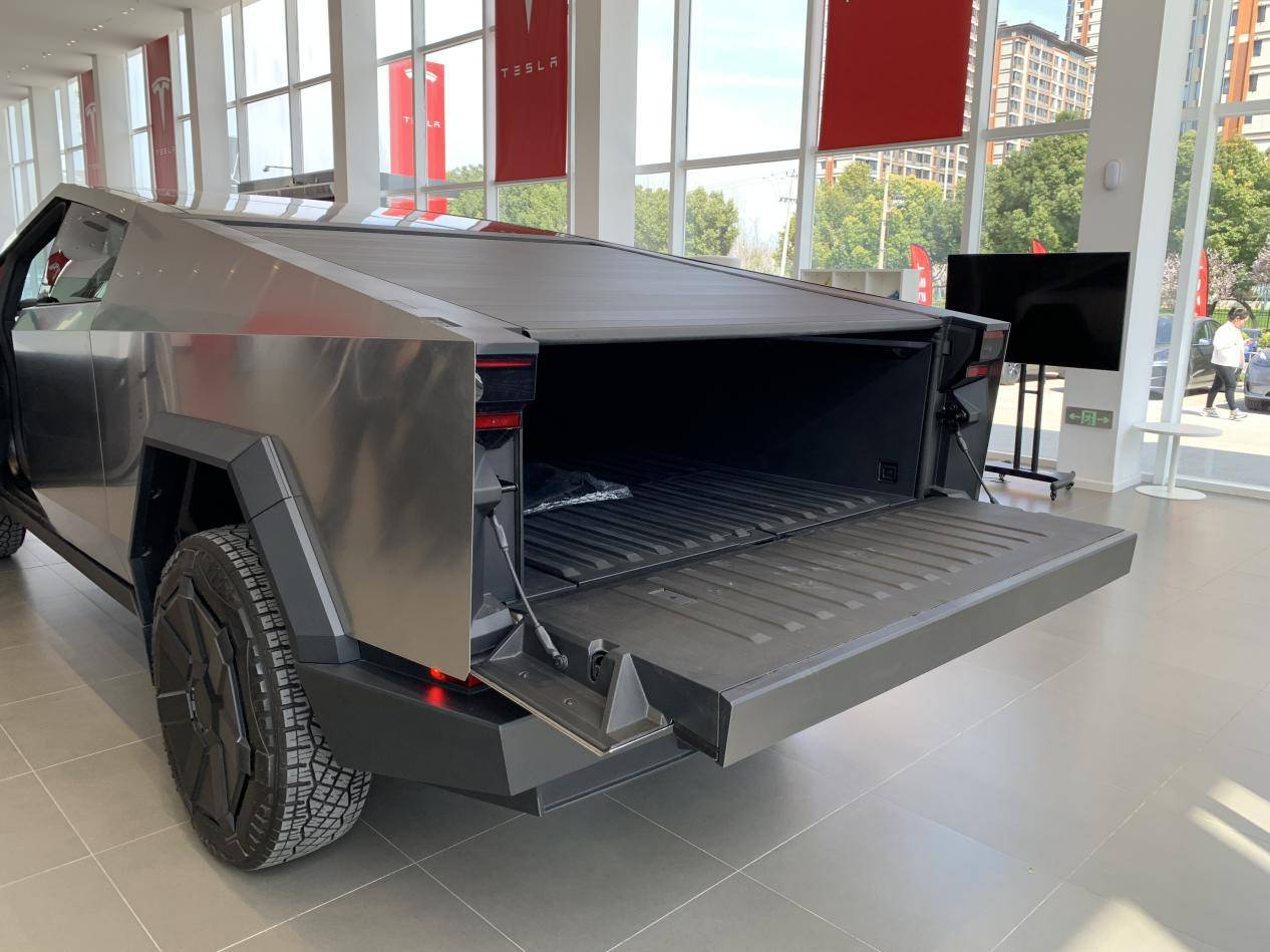 全車防彈不銹鋼的硬核皮卡!特斯拉Cybertruck到店實拍
