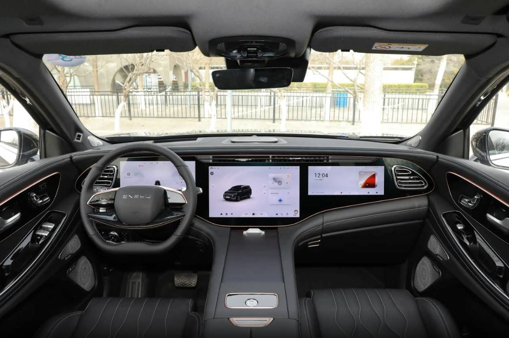 定位國產中大型SUV,配261馬力+8AT,軸距2米9,實拍星途攬月