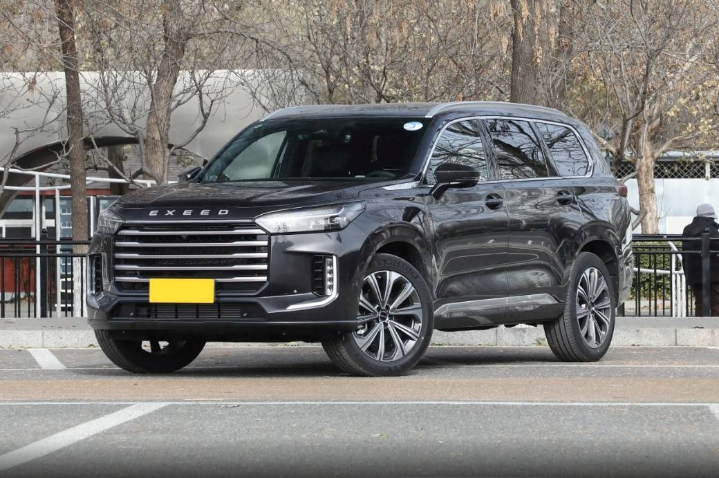 定位國產中大型SUV,配261馬力+8AT,軸距2米9,實拍星途攬月