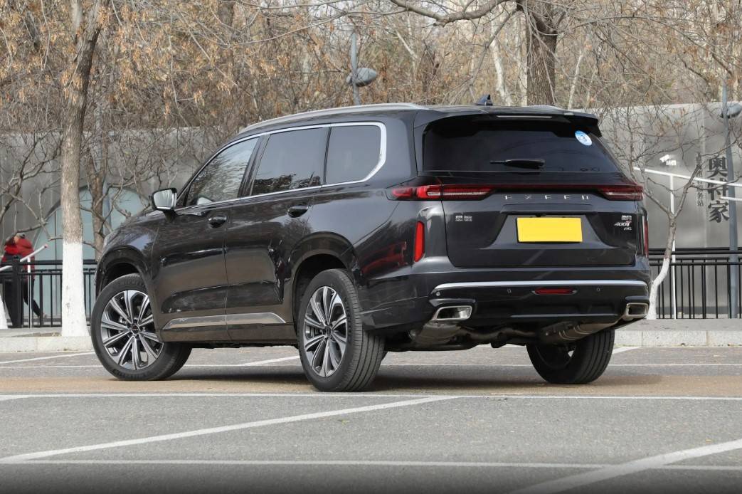 定位國產中大型SUV,配261馬力+8AT,軸距2米9,實拍星途攬月