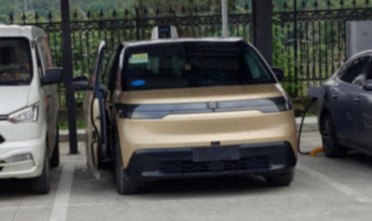 大空間+旋轉(zhuǎn)座椅,極氪MIX街頭實(shí)拍,對開側(cè)滑門打造移動客廳