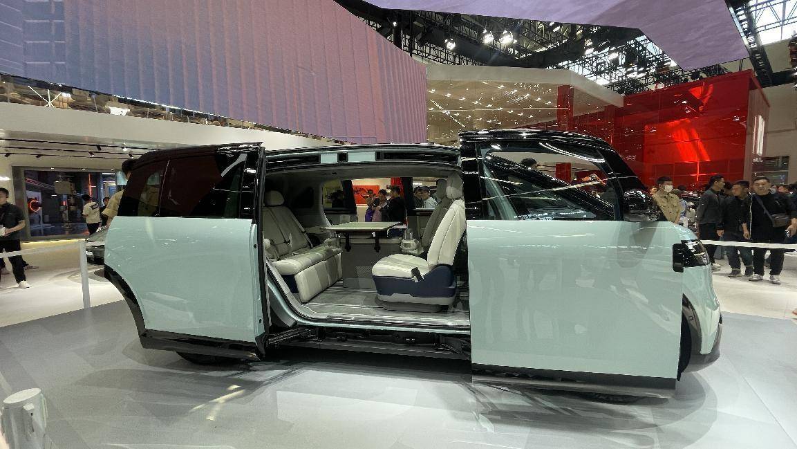 大空間+旋轉(zhuǎn)座椅,極氪MIX街頭實(shí)拍,對開側(cè)滑門打造移動客廳