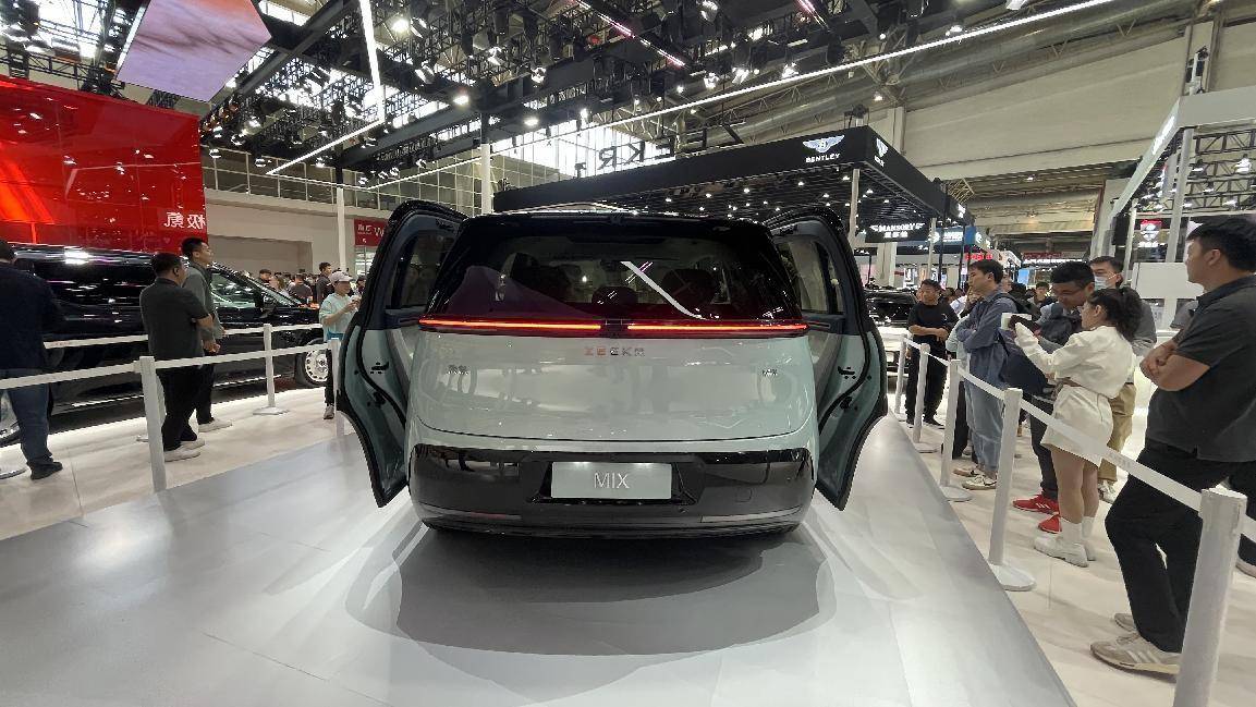 大空間+旋轉(zhuǎn)座椅,極氪MIX街頭實(shí)拍,對開側(cè)滑門打造移動客廳