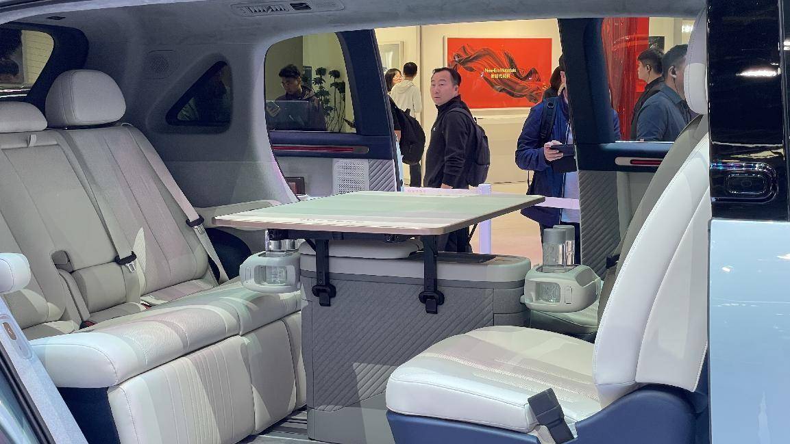 大空間+旋轉(zhuǎn)座椅,極氪MIX街頭實(shí)拍,對開側(cè)滑門打造移動客廳