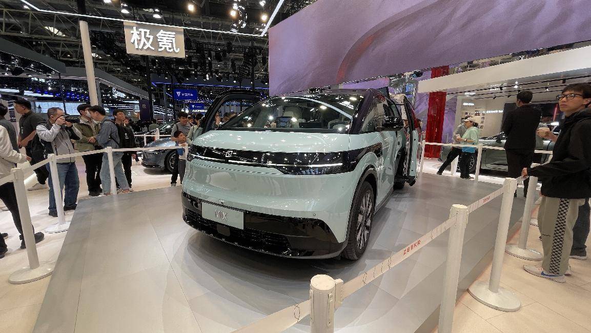 大空間+旋轉(zhuǎn)座椅,極氪MIX街頭實(shí)拍,對開側(cè)滑門打造移動客廳