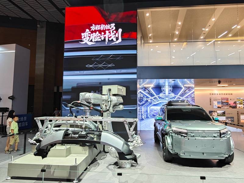 比亞迪全品牌車型矩陣亮相成都車展 黑科技外展同步展出