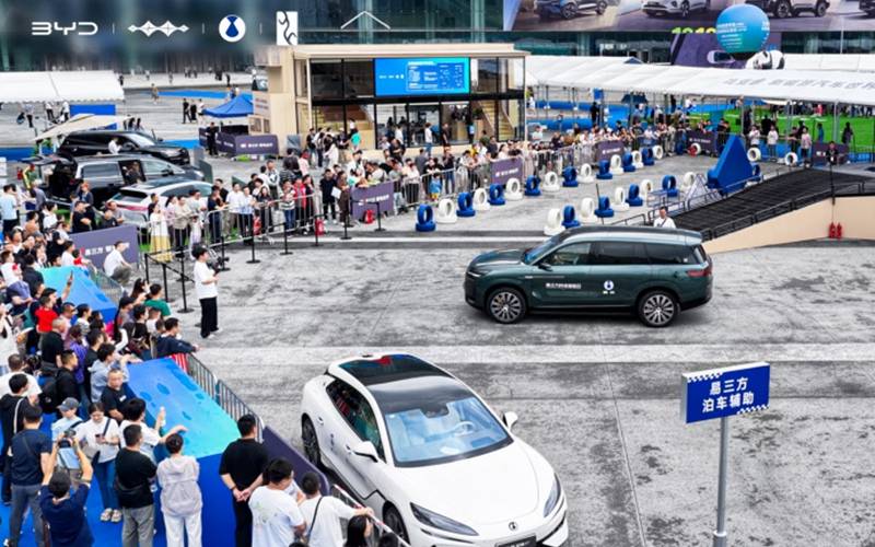 比亞迪全品牌車型矩陣亮相成都車展 黑科技外展同步展出