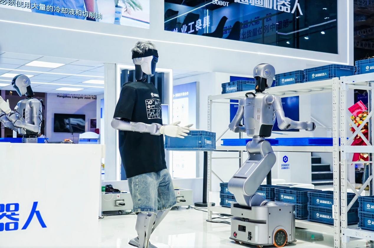 越疆&ldquo;機(jī)械臂+人形+輪式+多足&rdquo;具身機(jī)器人開啟工業(yè)智能體時(shí)代