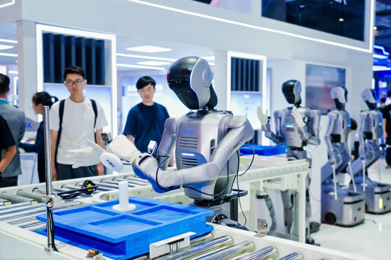 越疆&ldquo;機(jī)械臂+人形+輪式+多足&rdquo;具身機(jī)器人開啟工業(yè)智能體時(shí)代